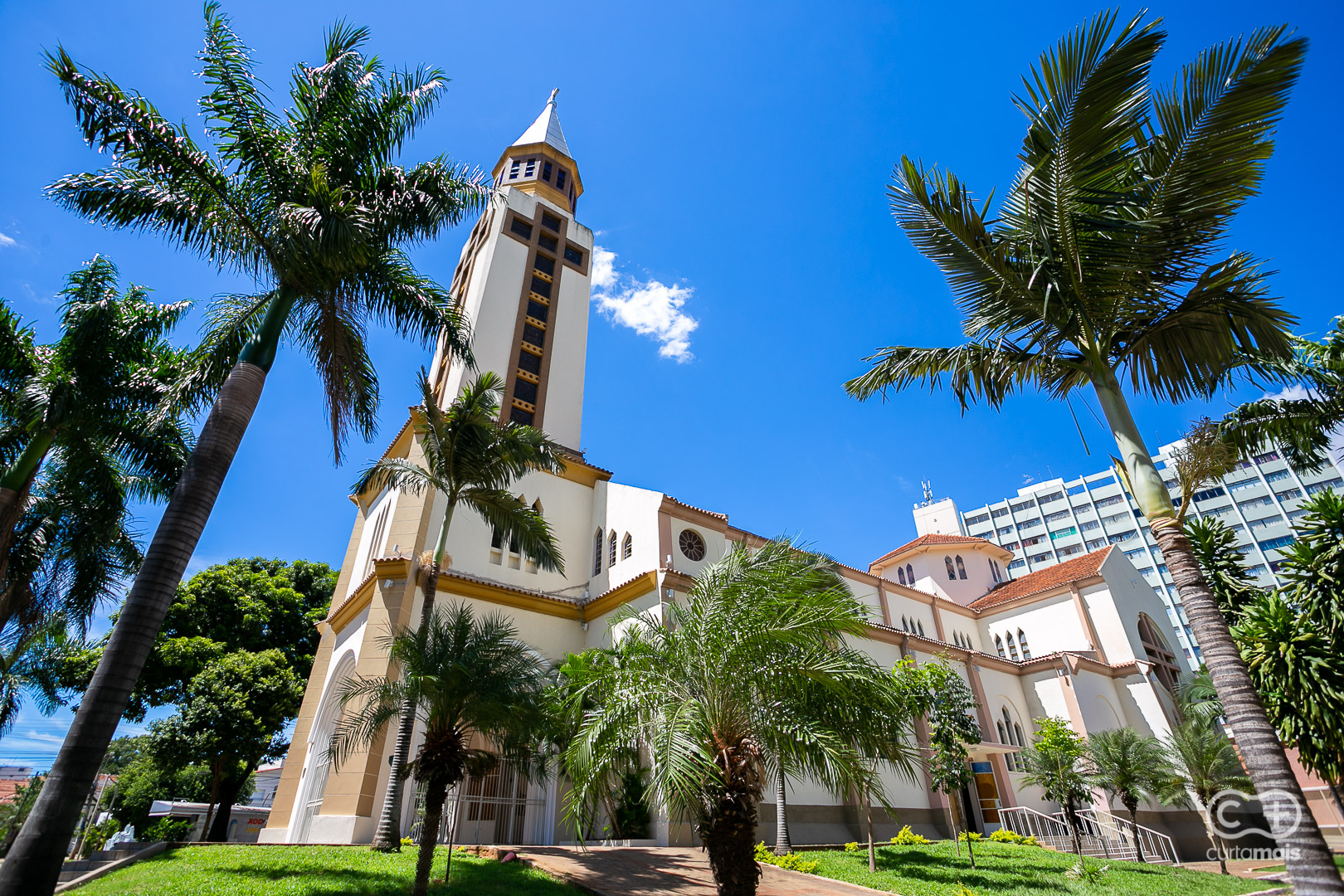 Conheça por dentro a Catedral Metropolitana de Goiânia, uma verdadeira obra  de arte da arquitetura eclética em Goiás - Curta Mais
